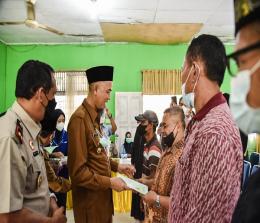 Walikota Dumai, H Paisal serahkan sertifikat PTSL kepada masyarakat di Kecamatan Sungai Sembilan.